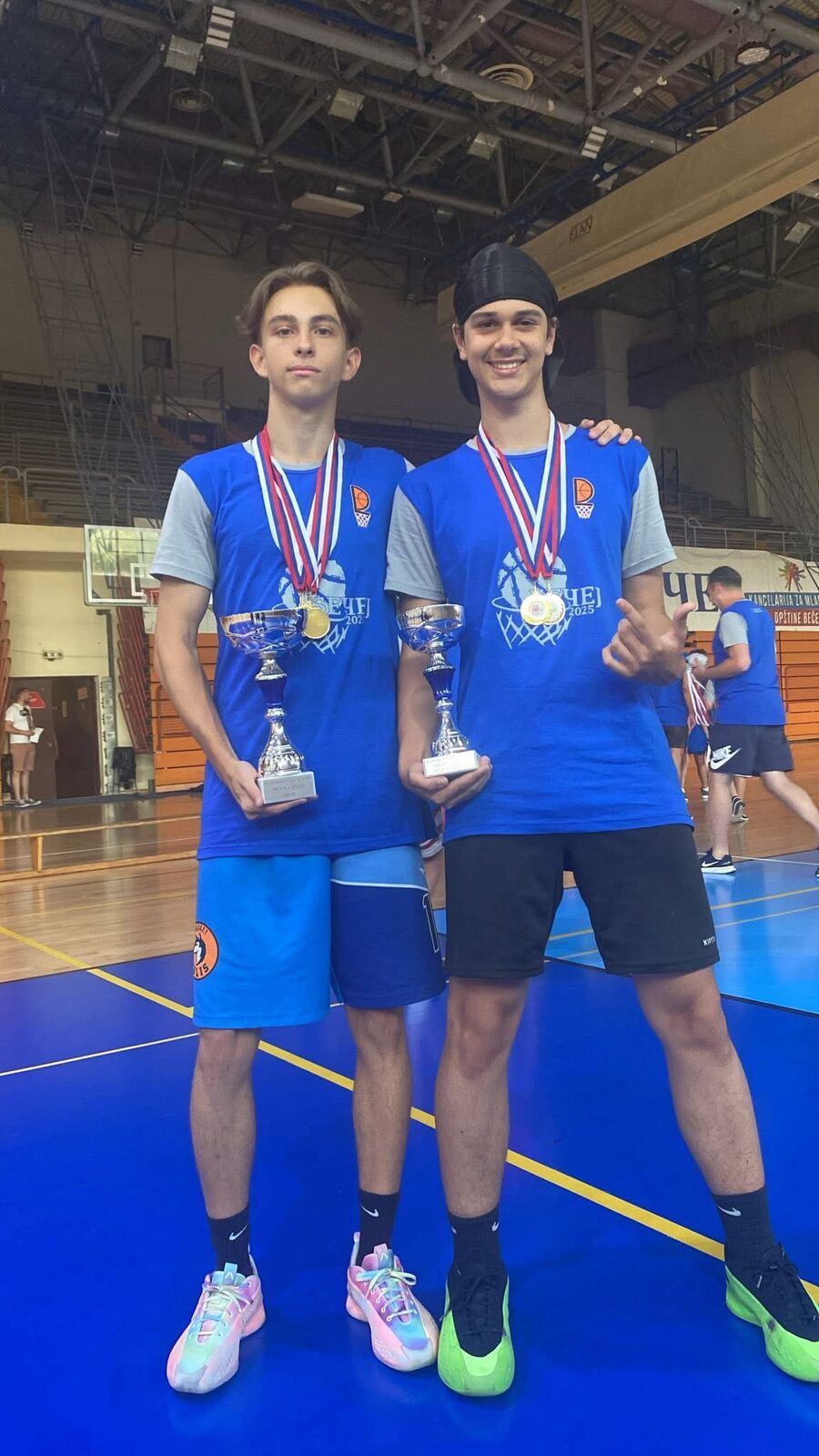 Doi sportivi VILIS cu trofeele obținute